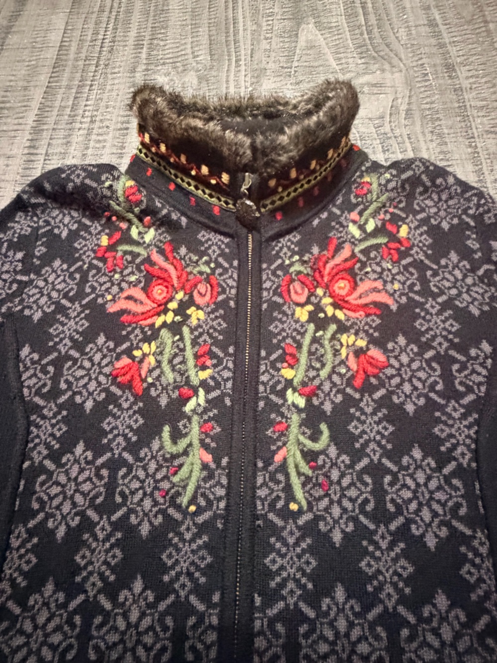 Black Embroidered Floral Zip-Up Fleece Sweater Jacket w Faux Fur Collar - Picture 3 of 10